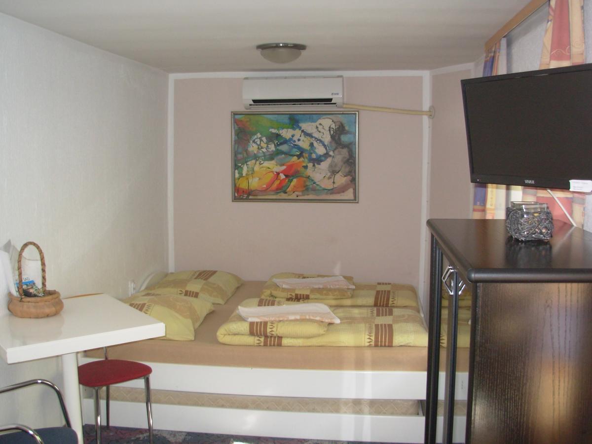 Hostel 021 Novi Sad Rum bild