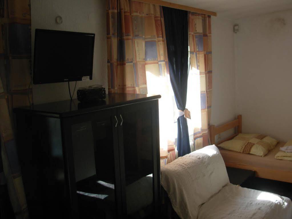 Hostel 021 Novi Sad Exteriör bild